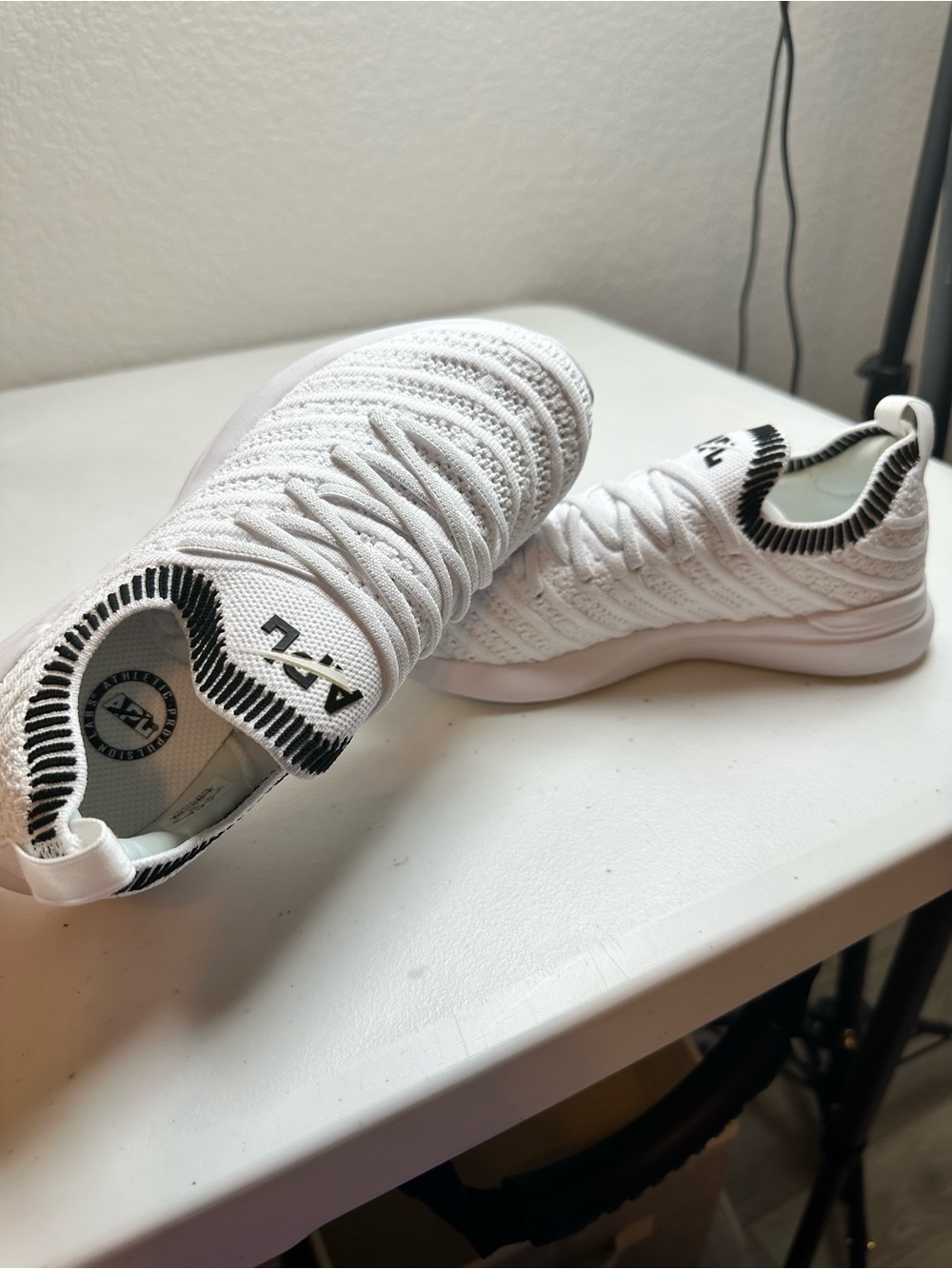 Nib Apl Youth Unisex Techloom Wave Ribbed White Athletic Shoe Sneaker - Size 2 — image 2 of 7
